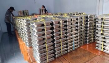 Plh Kepala Dinkes Bangkalan dr Farhat Suryaningrat saat memberikan klarifikasi terkait tudingan pungli sertifikat MBG Rp 2 juta