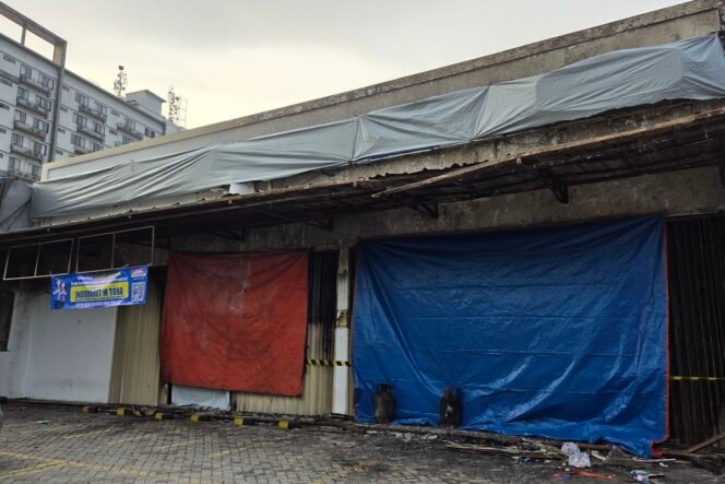 
					Panik! Minimarket Indomaret di Tangerang Terbakar, Karyawan Pakai Air Galon, Terdengar Ledakan Gas