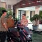 Raka (33) korban pencurian motor menunjukkan jok motor berciri khusus yang membuatnya mengenali motornya yang dijual di marketplace seharga Rp 14 juta