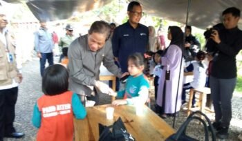Wakil Menteri Koordinator Bidang Pangan Hanif Faisol saat meninjau peternakan sapi perah di Cisarua, Puncak Bogor, Minggu (7/6/2026)