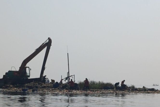 
					Klaim Gubernur Bohong? Pulau Sampah Muara Angke Masih Ada, Nelayan Pasrah Jalur Kapal Kandas Terus