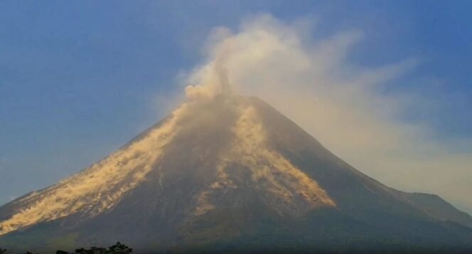 
					Gunung Merapi Luncurkan Awan Panas Guguran Sejauh 2 Km ke Barat Daya