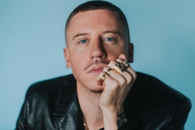 
					(Macklemore di instagram resminya)