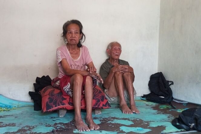 
					Darmi (63) dan suaminya, Dayat (77), warga Dukuh Kayunan Barat, Desa Kayugritan, Kecamatan Karanganyar, Kabupaten Pekalongan, Jawa Tengah, duduk di rumah mereka, Minggu (30/8/2026). Sanggahan atas penonaktifan bansos milik Darmi karena terindikasi judi online akhirnya diterima setelah diajukan sejak awal tahun.(YUSUF BASTIAR/KOMPAS.COM)