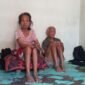 Darmi (63) dan suaminya, Dayat (77), warga Dukuh Kayunan Barat, Desa Kayugritan, Kecamatan Karanganyar, Kabupaten Pekalongan, Jawa Tengah, duduk di rumah mereka, Minggu (30/8/2026). Sanggahan atas penonaktifan bansos milik Darmi karena terindikasi judi online akhirnya diterima setelah diajukan sejak awal tahun.(YUSUF BASTIAR/KOMPAS.COM)