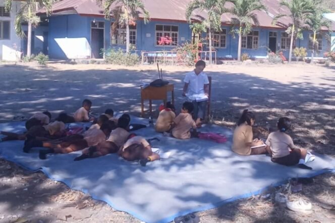
					Siswa SDK Waelengga, Kelurahan Watunggene, Kecamatan Kota Komba, Kabupaten Manggarai Timur, belajar di atas terpal akibat gempa M 7,7 yang mengguncang beberapa waktu lalu(KOMPAS.com/Markus Makur)