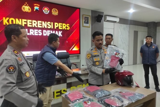 
					KOMPAS.COM/NUR ZAIDI - Barang bukti ditunjukkan kepada publik