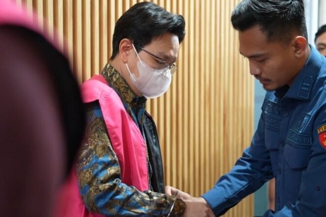 
					Penahanan tersangka kasus korupsi penyaluran kredit KPR di Kantor Kejari Karawang, Kamis (3/9/2029) malam.(KOMPAS.COM/FARIDA)